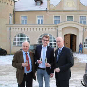 Minister Christian Pegel, Falko Beitz und Günther Jikeli vor dem Stolper Schloss